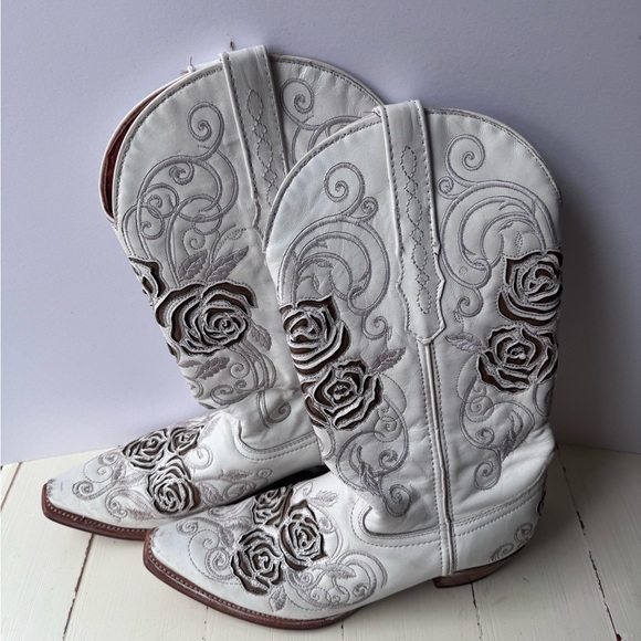 Elegant White Rose Embroidered Boots - Picture 2 of 5